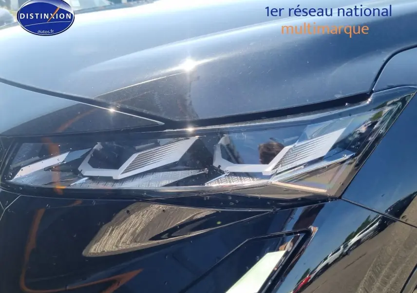 Gros plan sur le phare avant droit du Renault Rafale noir étoile 2025 avec design LED distinctif.