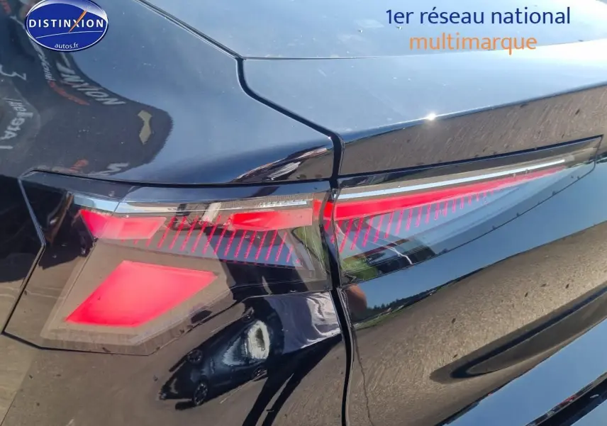 Gros plan sur le feu arrière droit rouge d'une Renault Rafale 2025 noir étoile avec reflets brillants