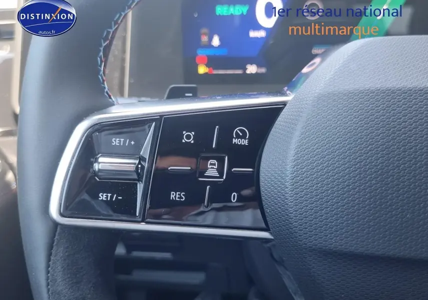 Gros plan sur les commandes de régulateur de vitesse au volant d'une Renault Rafale noire étoile 2025.