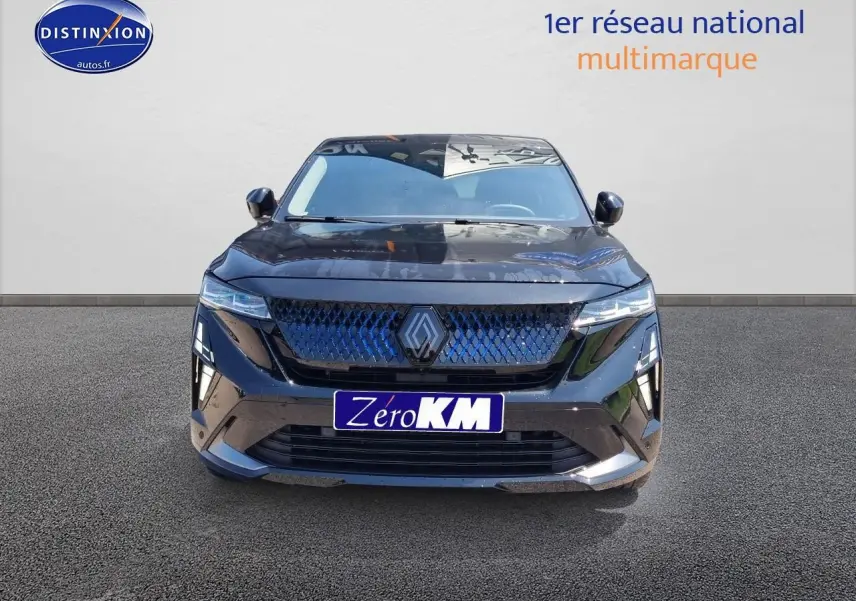 Vue frontale d'une Renault Rafale noire étoile avec calandre moderne et phares LED allumés.