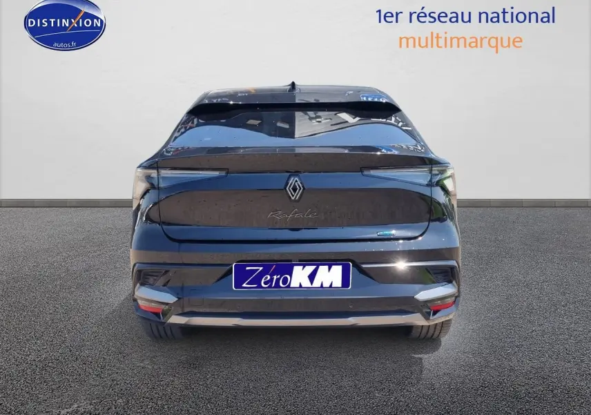 Vue arrière d'une Renault Rafale noire étoile 2025 avec feux LED et logo central distinctif.