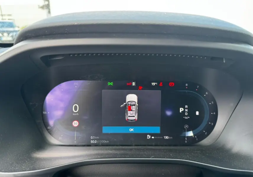 Combiné d'instruments digital du Volvo XC40 2024 affichant la vitesse à 0 km/h et porte avant gauche ouverte.