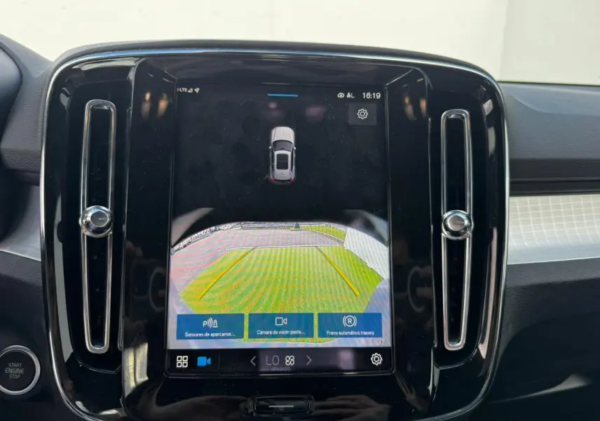 Écran tactile central affichant la caméra de recul du Volvo XC40 Fusion Red, intérieur avant vue rapprochée.