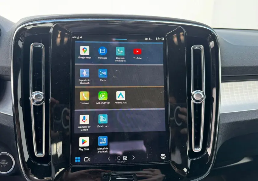 Écran tactile central du tableau de bord du Volvo XC40 2024, avec interface multimédia affichée.