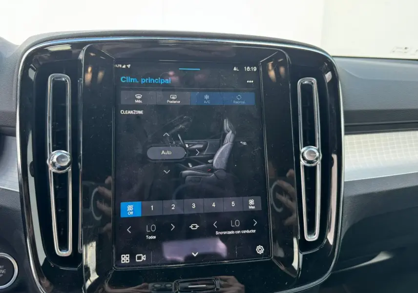 Écran tactile central du tableau de bord du Volvo XC40 2024, avec commandes de climatisation affichées.