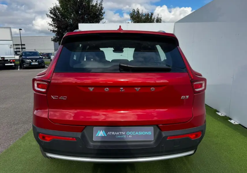 Vue arrière d'un Volvo XC40 B3 rouge Fusion avec feux LED caractéristiques et hayon électrique visible.
