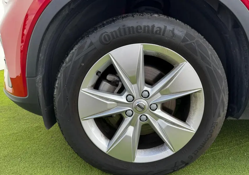 Gros plan sur la jante alliage 18 pouces et pneu Continental du Volvo XC40 Fusion Red côté avant droit.