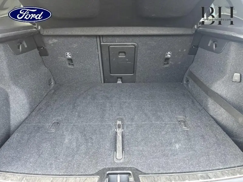 Coffre spacieux et tapissé de gris foncé du Volvo XC40 D3 Inscription Luxe, vue depuis l'ouverture arrière.