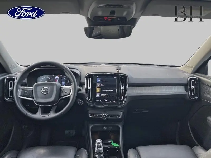 Intérieur noir du Volvo XC40 D3 2020, vue frontale sur le tableau de bord avec écran tactile vertical et volant cuir.