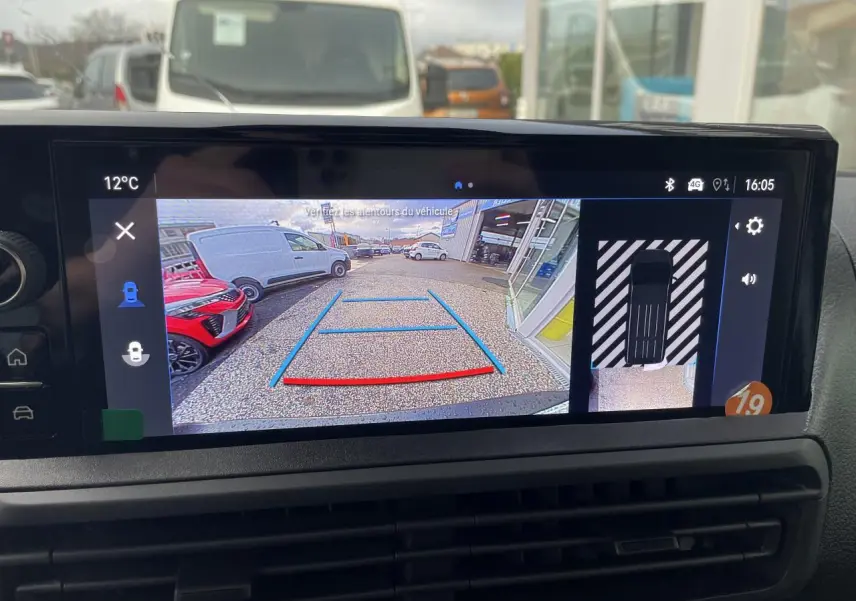 Écran tactile intérieur montrant la caméra de recul 180° du fourgon blanc Opel Vivaro, vue arrière avec guidage.