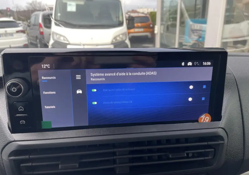 Écran tactile 10 pouces affichant le système d’aide à la conduite dans un Opel Vivaro blanc, vue intérieure frontale.