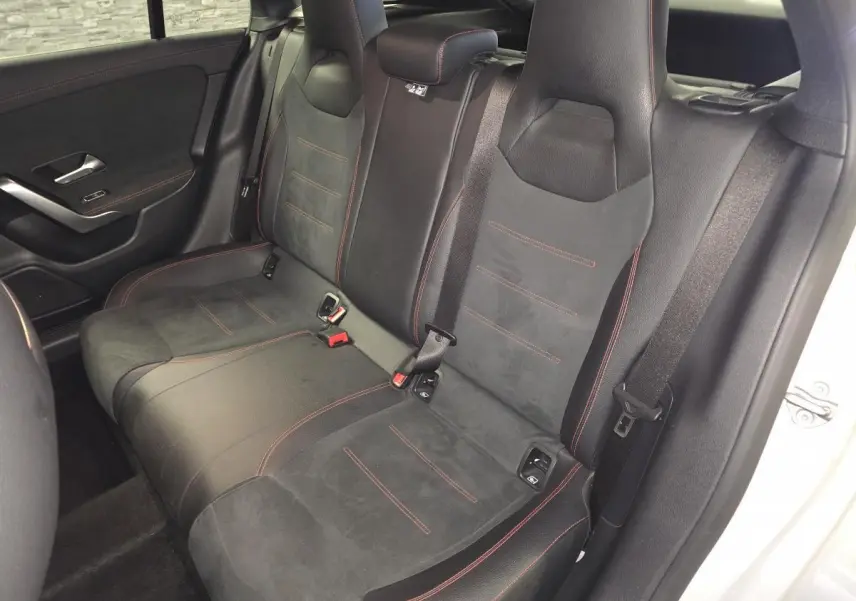 Vue intérieure côté droit des sièges arrière en similicuir noir avec surpiqûres rouges de la Mercedes CLA Shooting Brake 2020.