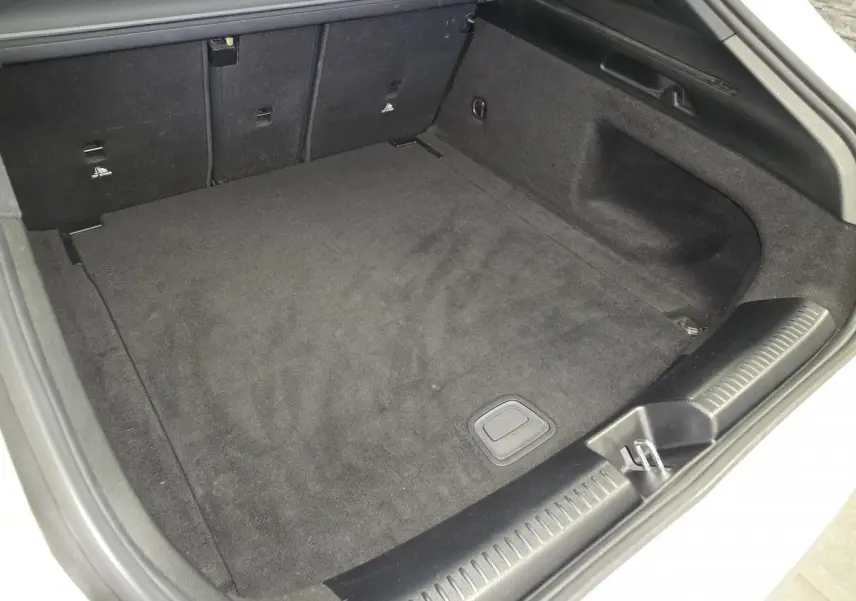 Coffre ouvert de la Mercedes Classe CLA Shooting Brake 200 AMG Line 2020, vue intérieure avec moquette noire.
