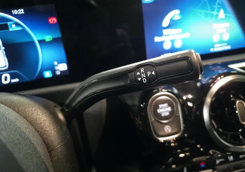 Gros plan sur la commande de boîte automatique noire dans l’habitacle d’une Mercedes CLA Shooting Brake 2020.