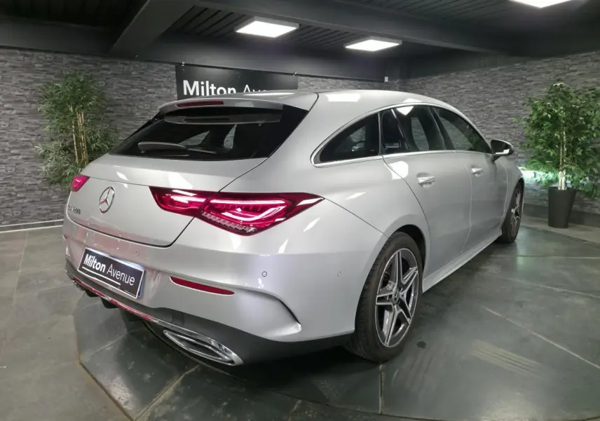 Mercedes Classe CLA Shooting Brake gris métallisé vue 3/4 arrière droit avec feux LED et jantes AMG 18 pouces.