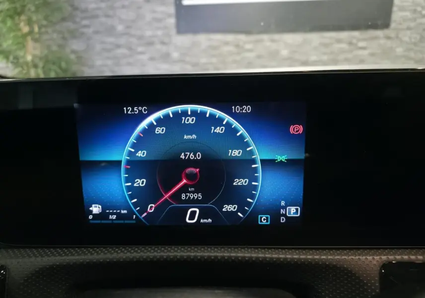 Affichage digital du compteur de vitesse de la Mercedes CLA Shooting Brake gris, vue de face intérieure.