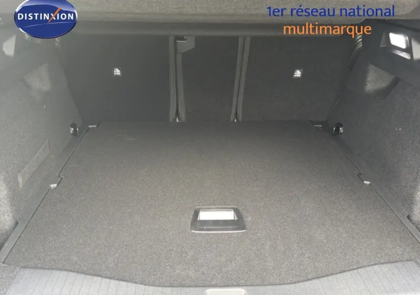 Coffre spacieux de Citroën C5 Aircross Hybrid 145ch vu de l'intérieur, avec revêtement noir uniforme.