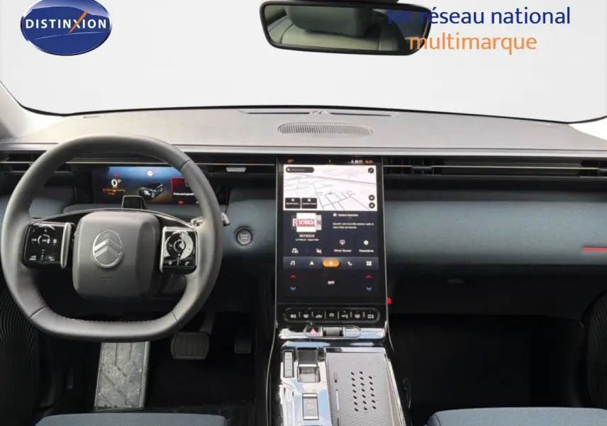 Vue intérieure du tableau de bord et volant du Citroën C5 Aircross Hybrid gris, avec écran tactile central vertical.