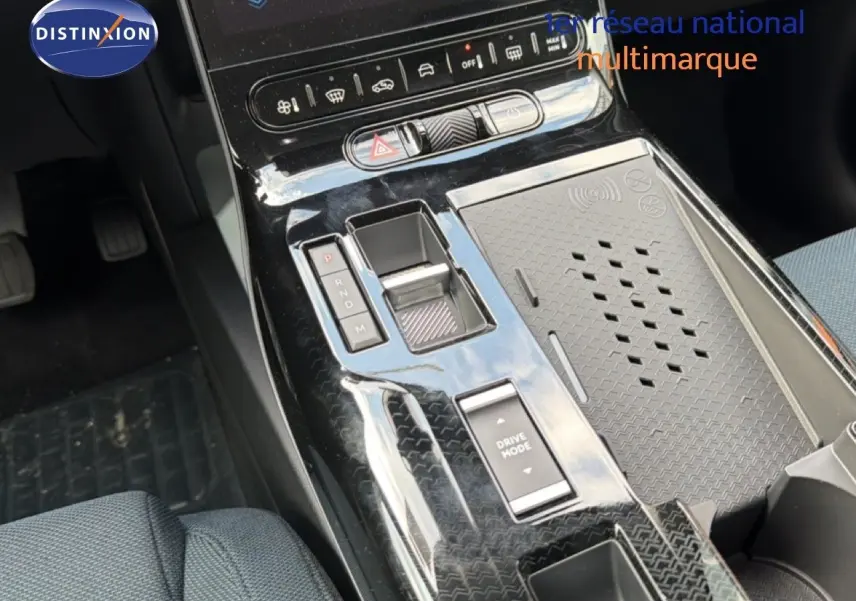 Gros plan sur la console centrale noire brillante du Citroën C5 Aircross Hybrid, avec sélecteur de vitesse et commandes tactiles.