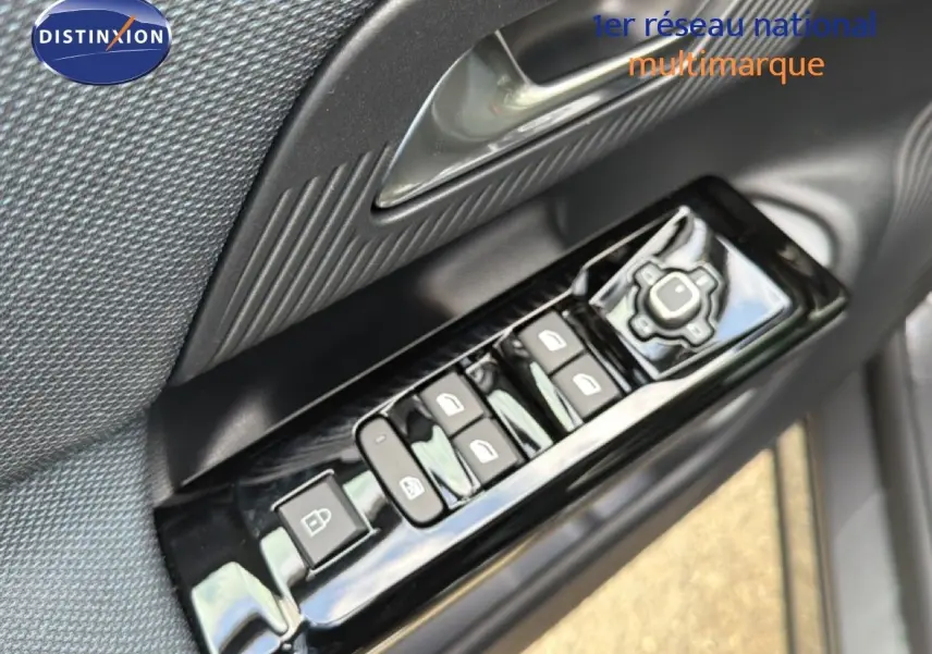 Gros plan sur les commandes de lève-vitres et rétroviseurs sur la porte côté conducteur d'un Citroën C5 Aircross gris platinium.