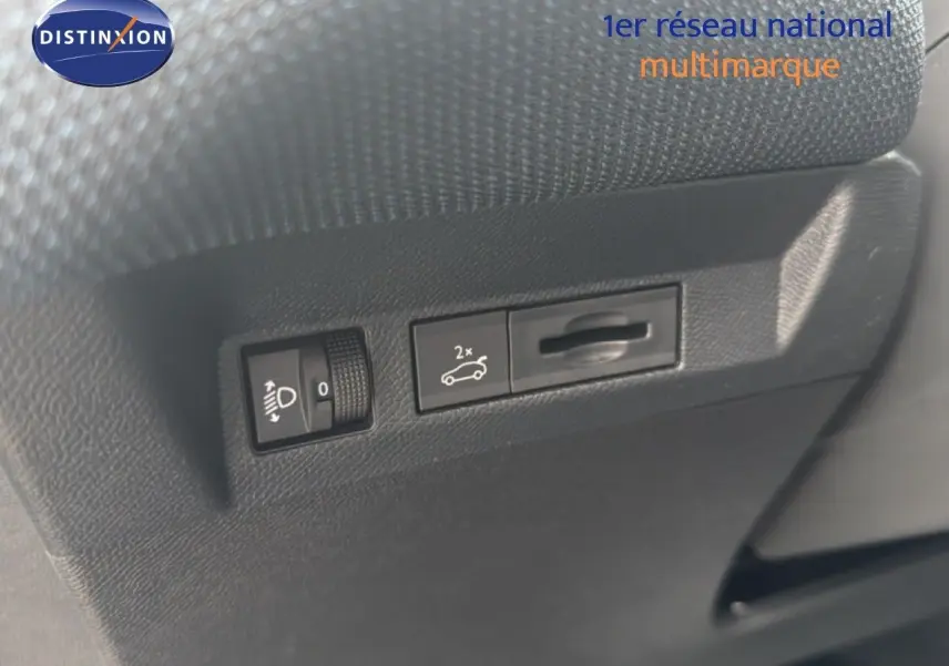 Gros plan sur les commandes intérieures noires du tableau de bord du Citroën C5 Aircross Hybrid gris platinium.