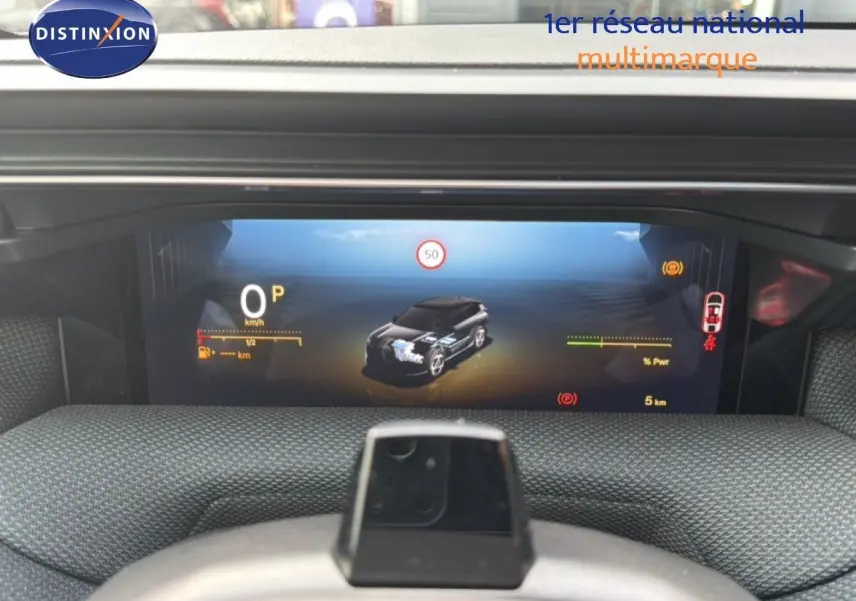 Vue intérieure du tableau de bord numérique du Citroën C5 Aircross Hybrid avec affichage de la consommation et de la puissance.