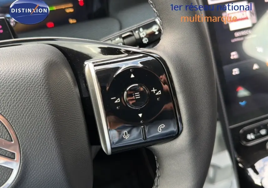 Gros plan sur les commandes au volant du Citroën C5 Aircross Hybrid gris platinium, avec boutons de volume et appels.