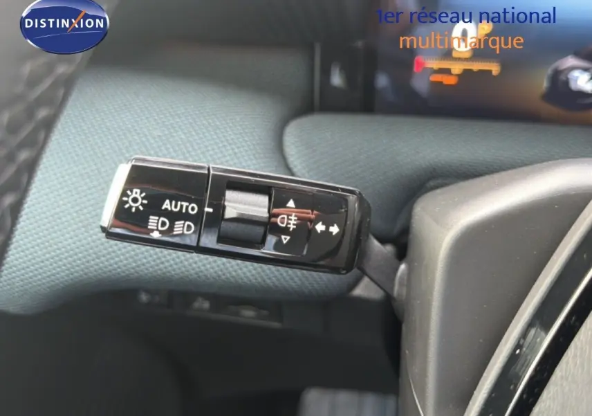 Gros plan sur la commande des feux et clignotants du Citroën C5 Aircross Hybrid gris platinium, intérieur tissu noir.