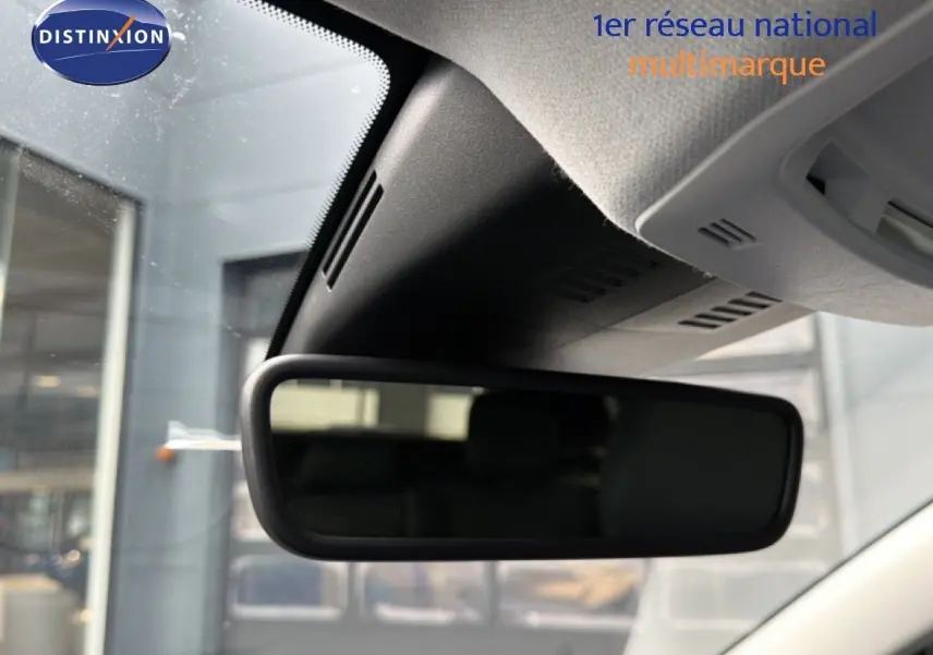 Rétroviseur intérieur du Citroën C5 Aircross Hybrid 145ch BVA Plus, vue rapprochée de l'habitacle côté conducteur.