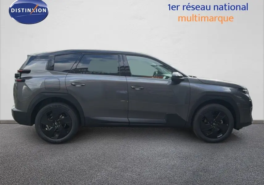 Vue de profil côté gauche du Citroën C5 Aircross Hybrid gris platinium métallisé avec jantes noires.