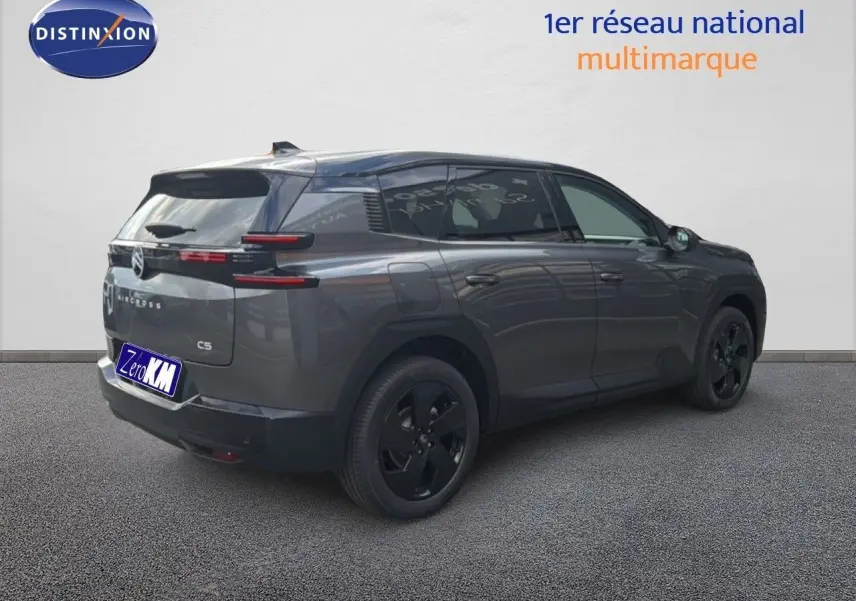 Vue 3/4 arrière droite d'un Citroën C5 Aircross Hybrid gris platinium avec jantes noires et feux arrière horizontaux.