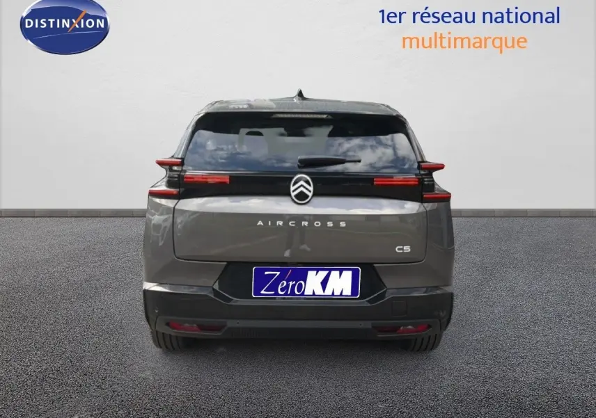 Vue arrière d'un Citroën C5 Aircross gris platinium métallisé avec feux arrière horizontaux et logo central.