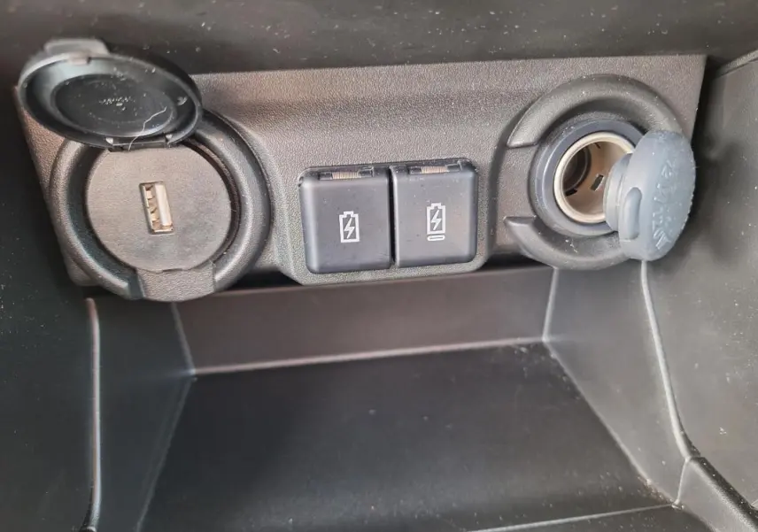 Gros plan sur les prises USB et allume-cigare du tableau de bord de la Suzuki Swift 1.2 Hybrid Privilege 2025.