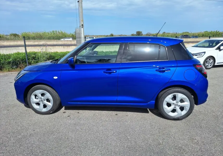 Profil côté gauche d'une Suzuki Swift 2025 bleu vif avec jantes alliage et toit noir contrasté.