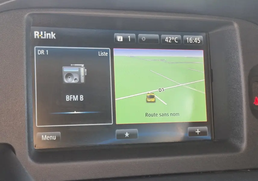 Écran tactile R-Link du Renault Kangoo 2021 affichant la navigation et la radio intérieure en gros plan.