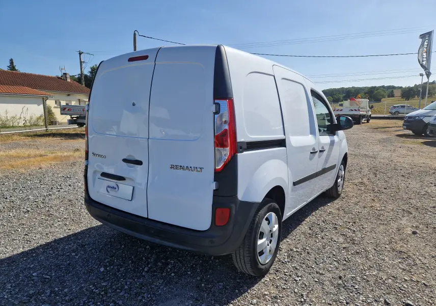 Vue 3/4 arrière droite d’un Renault Kangoo blanc 2021 utilitaire avec portes arrière battantes et protections noires.