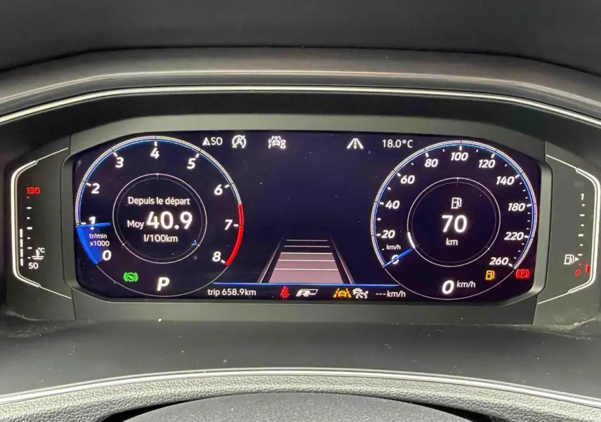 Vue rapprochée du combiné d'instruments digital du Volkswagen T-Roc 2020 affichant la consommation et la vitesse.