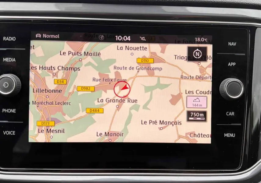 Écran tactile du système de navigation du Volkswagen T-Roc 1.5 TSI EVO 2020 affichant une carte routière.