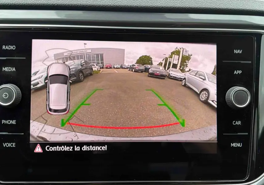 Affichage caméra de recul du Volkswagen T-Roc gris Indium Metal montrant l'arrière et le parking en vue arrière.