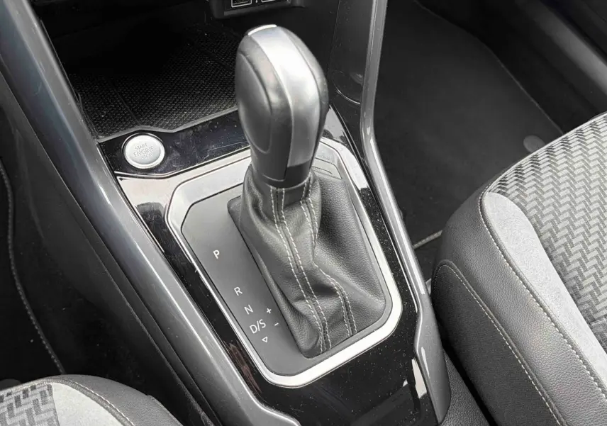 Le levier de vitesse DSG7 noir et argenté du Volkswagen T-Roc 2020 vu de dessus, avec bouton Start Engine visible.