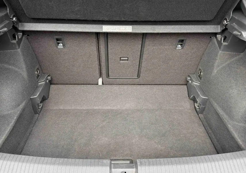 Coffre ouvert vu de l'arrière d'un Volkswagen T-Roc 2020, revêtement intérieur gris foncé uniforme.