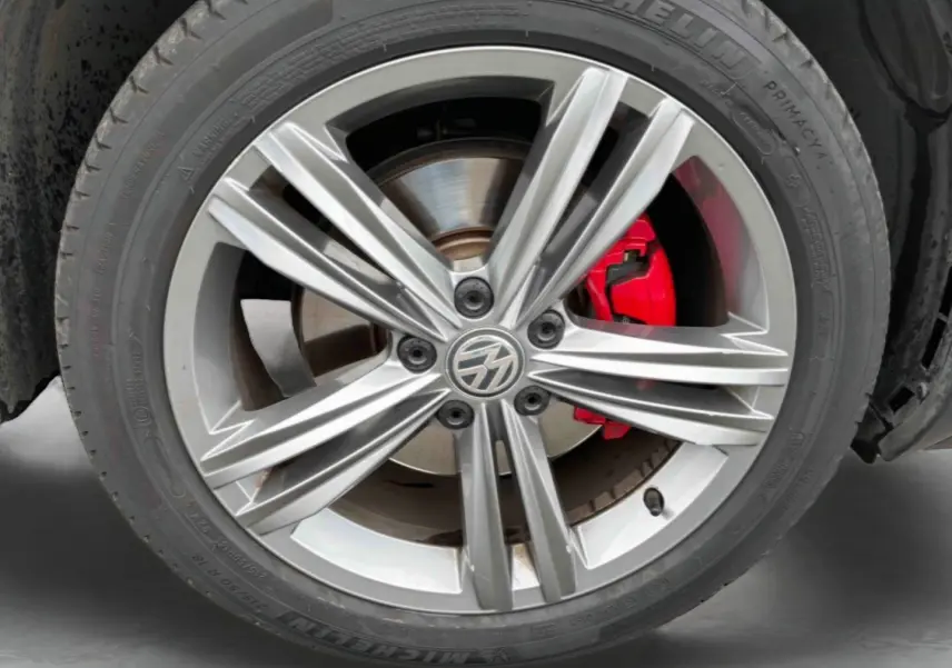 Gros plan sur la jante alliage 18 pouces grise du Volkswagen T-Roc avec étrier de frein rouge visible.