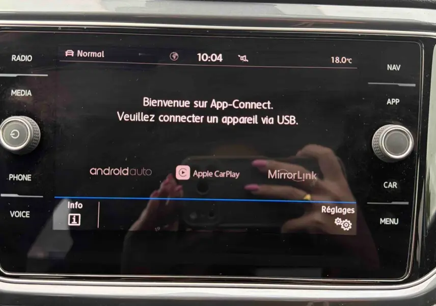 Écran tactile central du Volkswagen T-Roc 2020 affichant l'accueil App-Connect avec commandes autour.