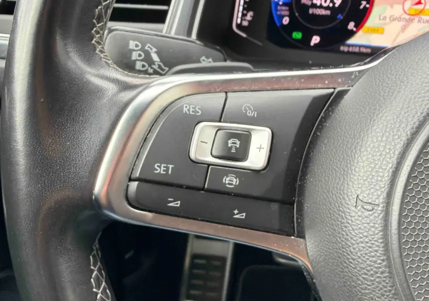 Gros plan sur les commandes du volant cuir multifonctions du Volkswagen T-Roc 2020, détails en chrome.