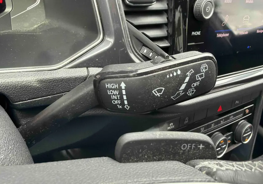 Gros plan sur la commande d’essuie-glace et partie du tableau de bord noir du Volkswagen T-Roc 2020.