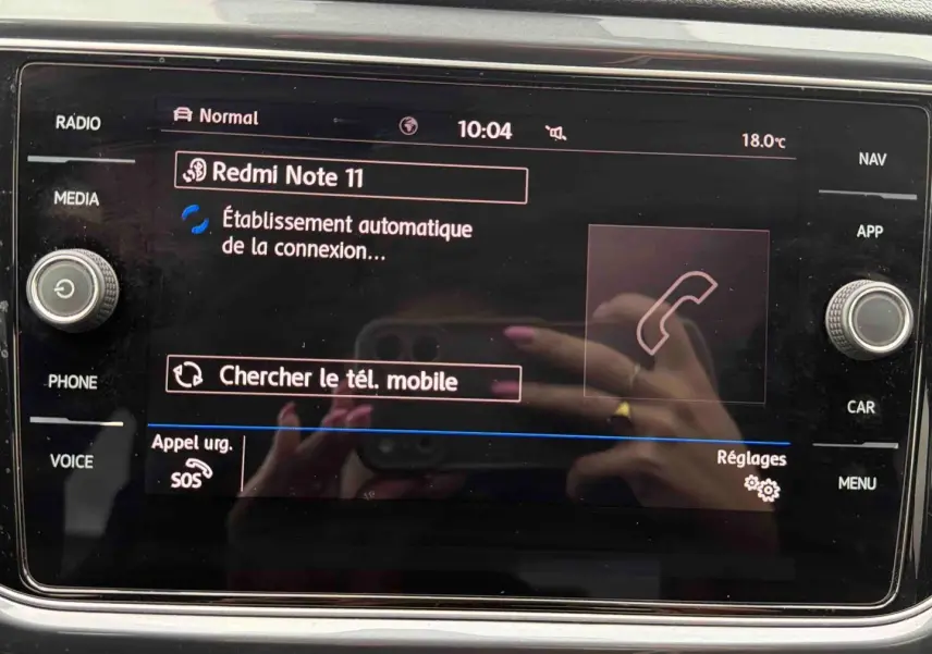 Écran tactile central du Volkswagen T-Roc 2020 affichant la connexion Bluetooth avec un smartphone Redmi Note 11.