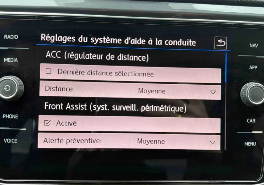 Écran tactile du système d'infodivertissement Volkswagen affichant les réglages d'aide à la conduite ACC et Front Assist.