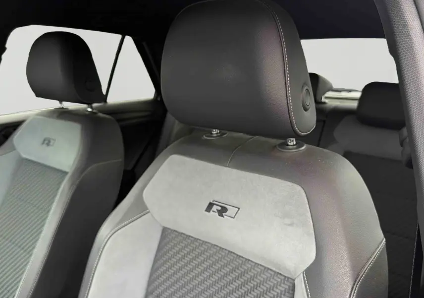 Gros plan sur les sièges avant gris et noirs en similicuir avec logo R brodé, intérieur du Volkswagen T-Roc 2020.