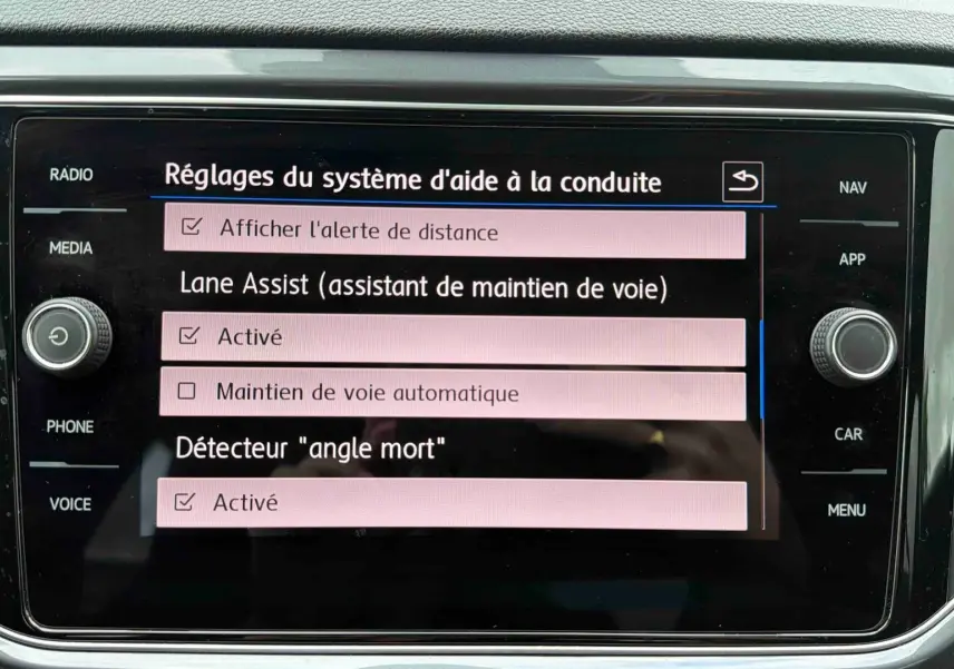 Écran tactile central du Volkswagen T-Roc 2020 affichant les réglages d’aide à la conduite.