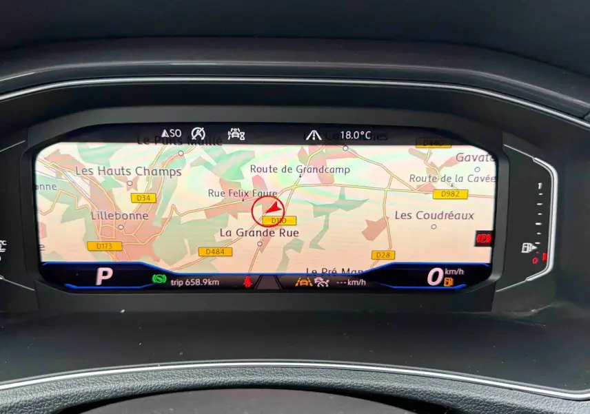 Affichage numérique du combiné d'instruments du Volkswagen T-Roc 2020 montrant une carte de navigation colorée.